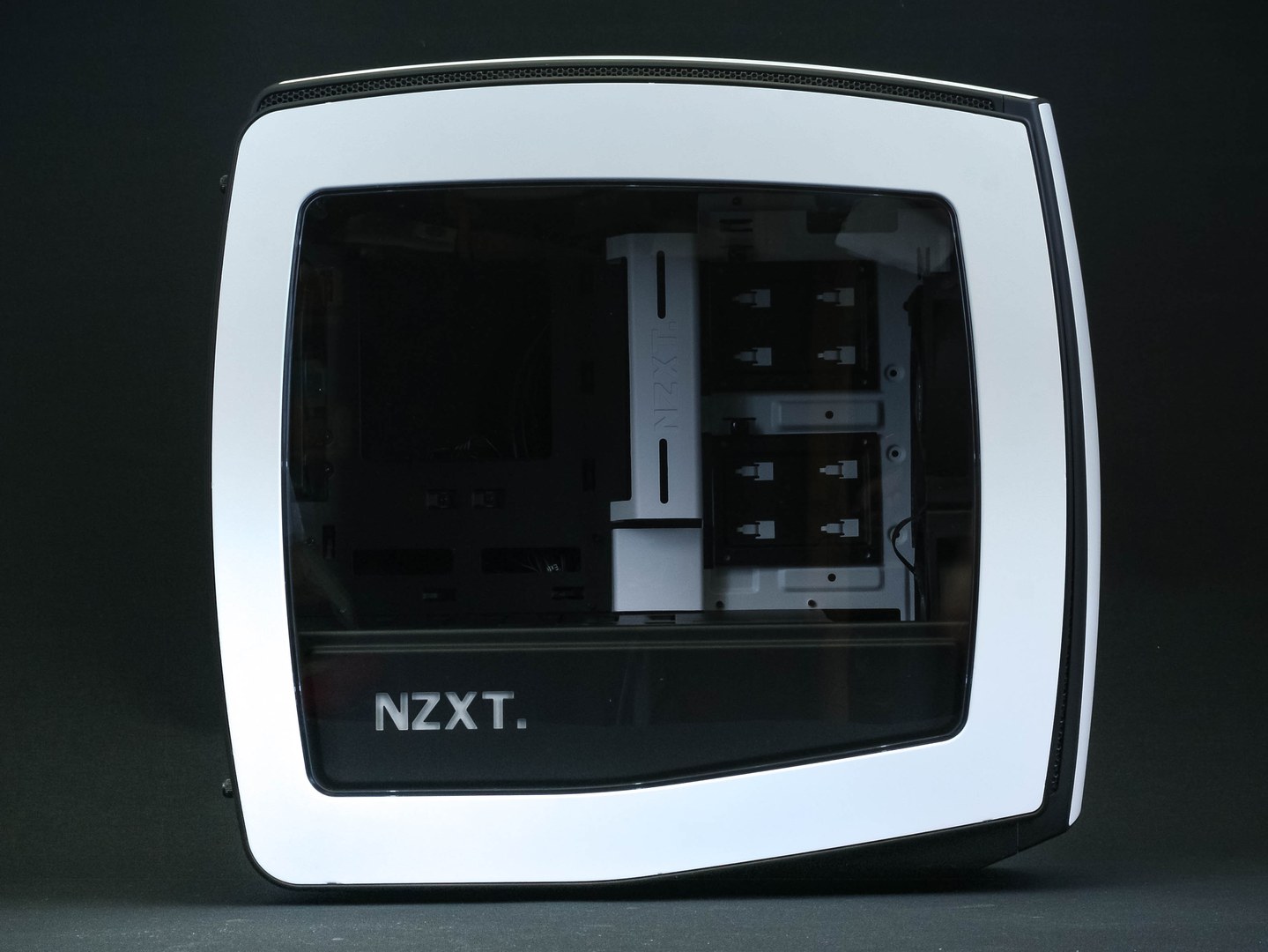 NZXT Manta: Malá skříň pro velké monstrum