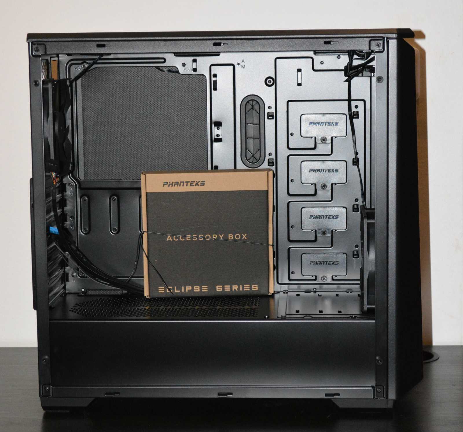 Phanteks Eclipse P400s TG: Praktičnost i elegance v jednom