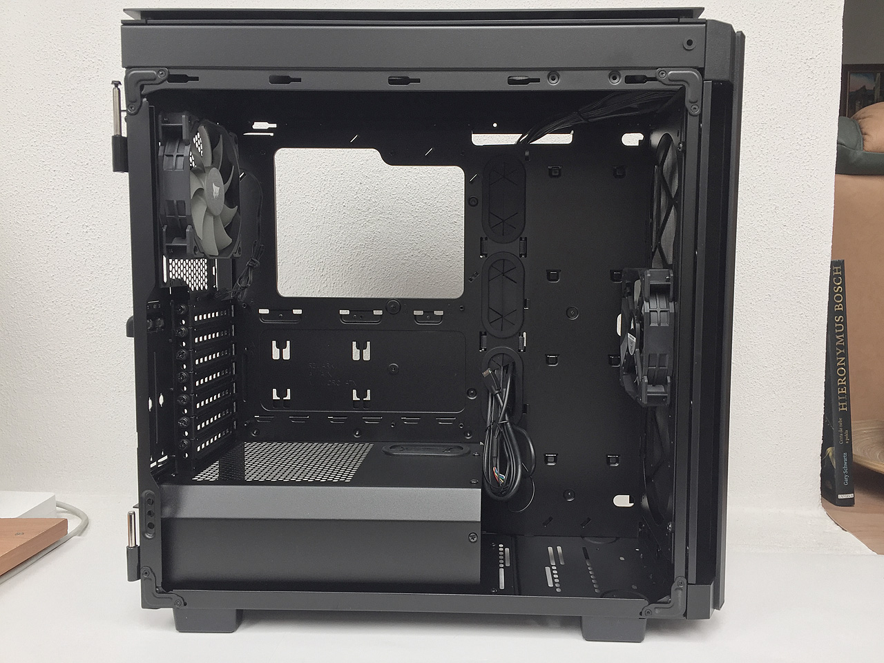 Corsair Obsidian Series 500D – ikona se skleněnými křídly