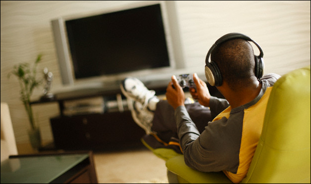 Nejčastěji sledují TV a hrají videohry Afroameričané, tvrdí studie