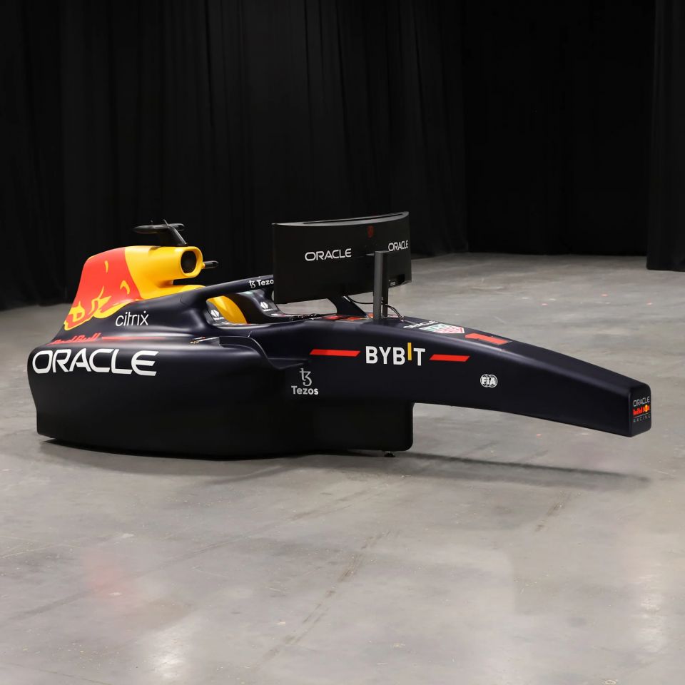 Jestli vážně nevíte co s penězi, můžete si koupit F1 simulátor za sto tisíc liber