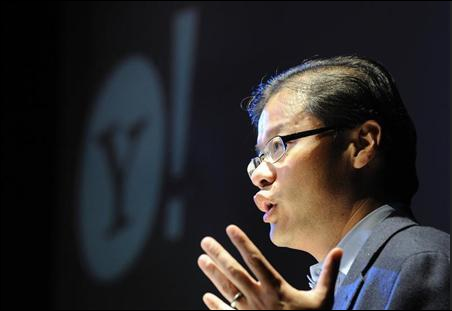 Spoluzakladatel Yahoo! Jerry Yang ustoupil akcionářům a rezignoval