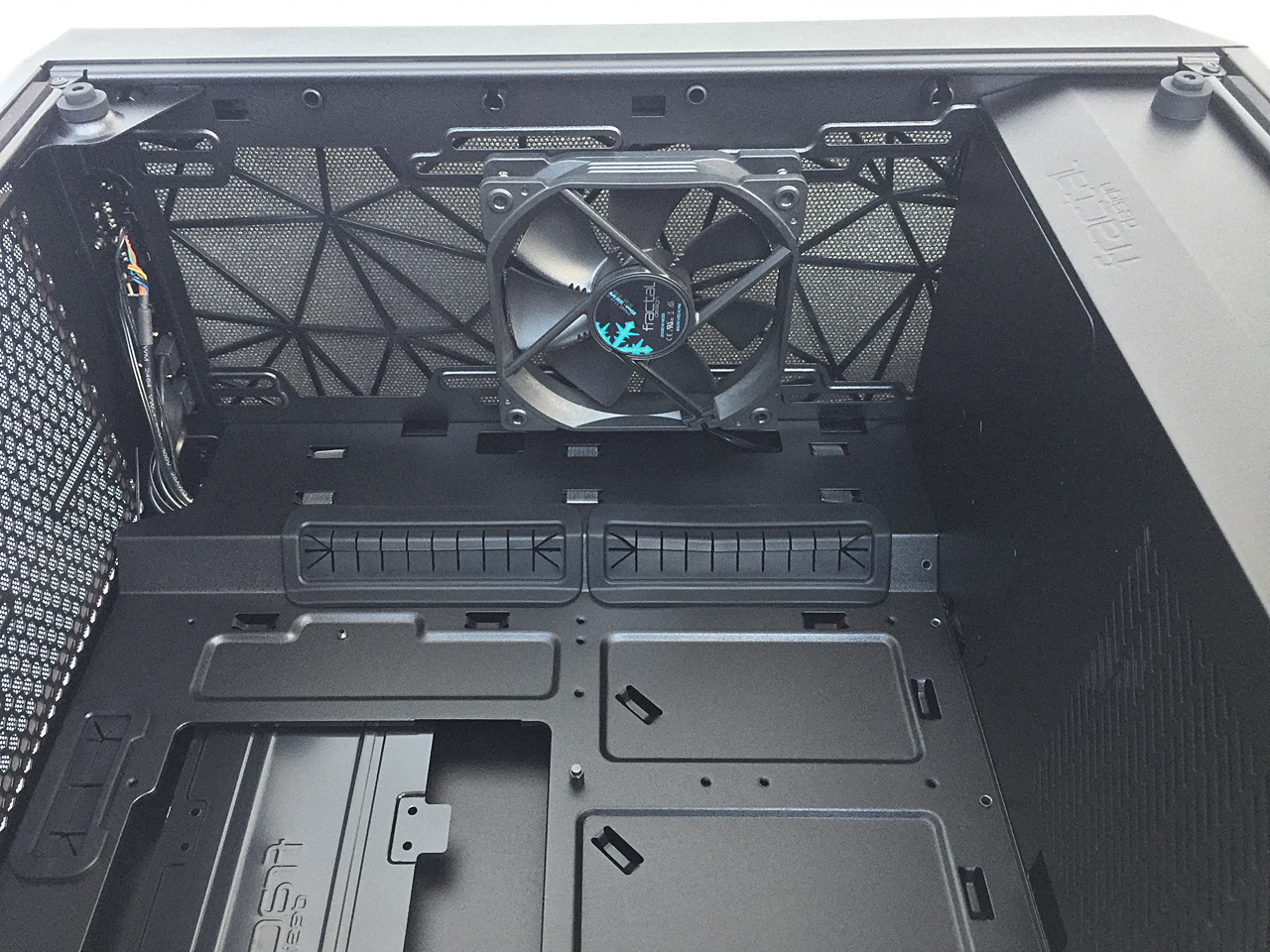 Fractal Design Meshify C: inspirace prvky stealth