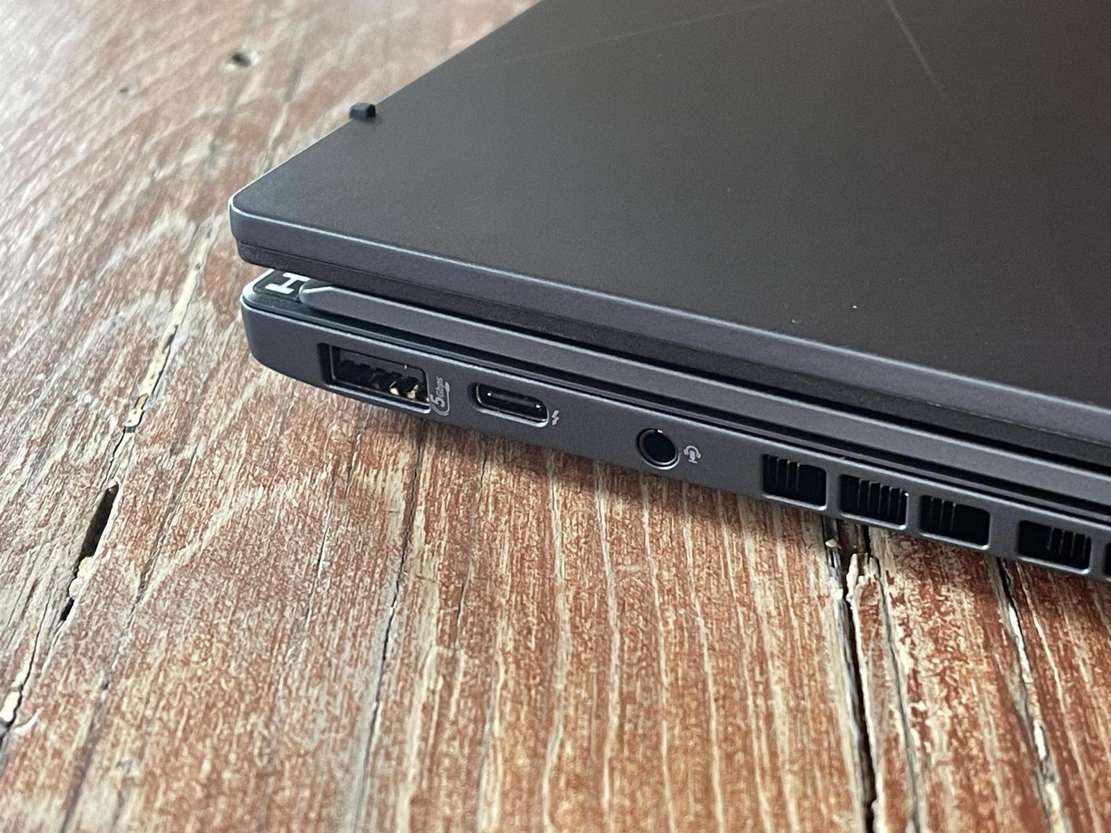 Na levé straně je druhý Thunderbolt 4, USB 3.2 a jack pro headset.