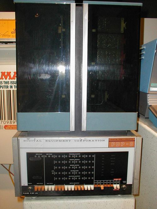 Minipočítač "PDP-8". Licensed under Public Domain via Wikimedia Commons.