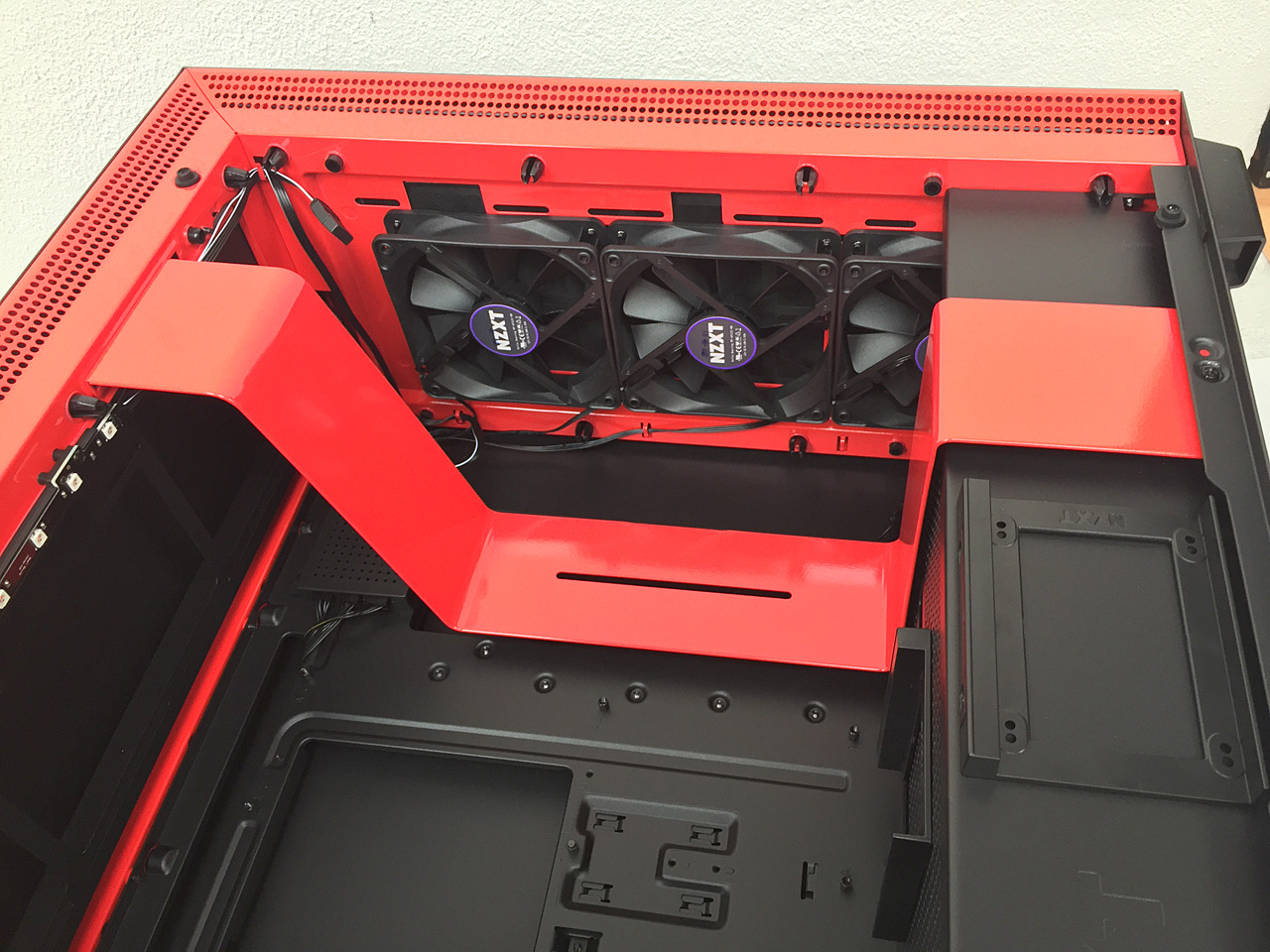 NZXT H700i: může být počítačová skříň chytrá?