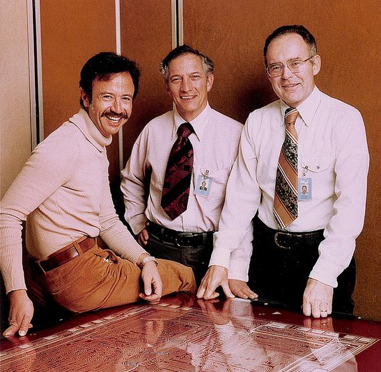 Andy Grove, Robert Noyce a Gordon Moore na fotografii z roku 1978 před jednou z rubylithových masek kdysi používaných pro výrobu mikroprocesorů, zdroj: Intel