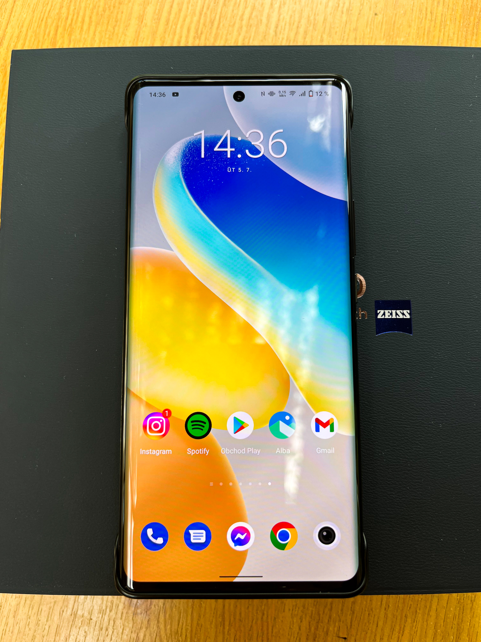 Vivo X80 Pro v dodávaném obalu