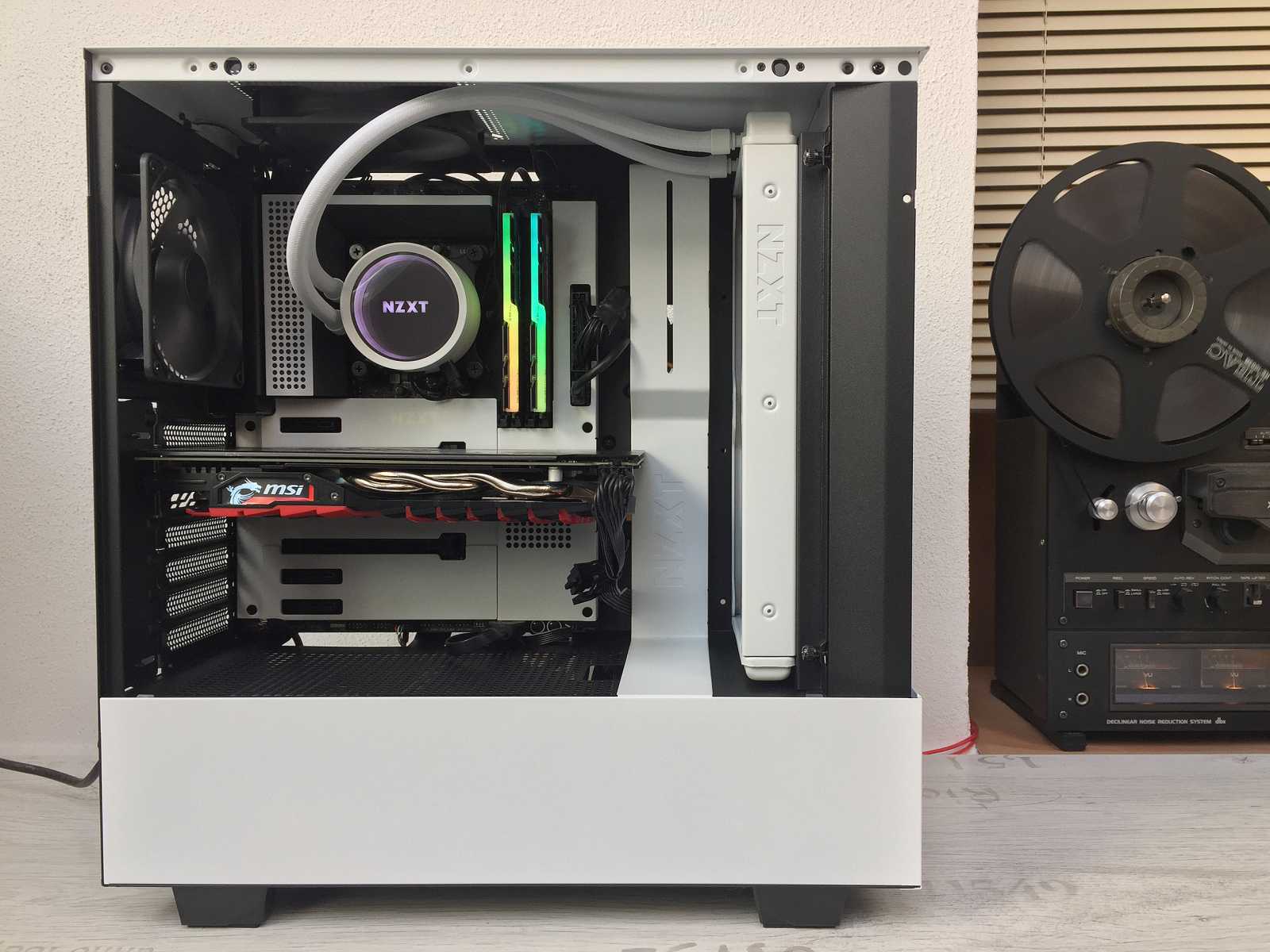 Test skříně NZXT H510 FLOW – s komponenty v bílém tónu