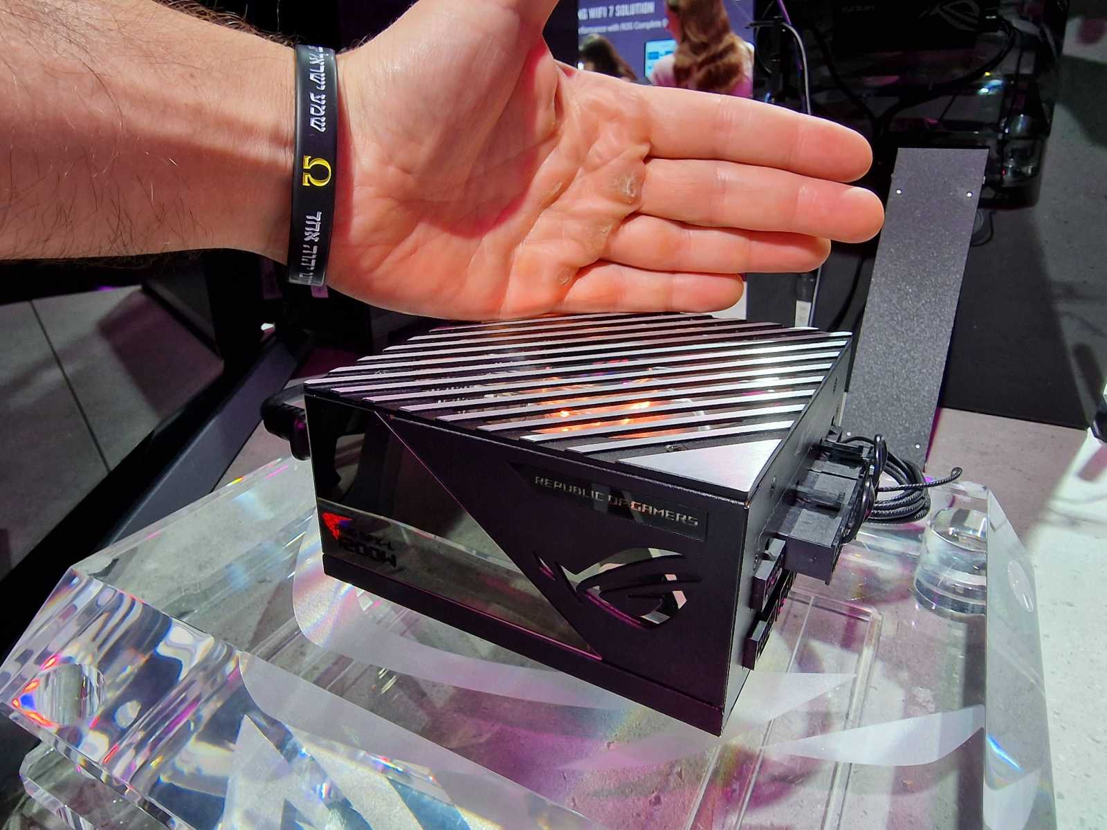 Monitor přes celý stůl, počítače bez kabelů a další novinky Asus z výstavy Gamescom