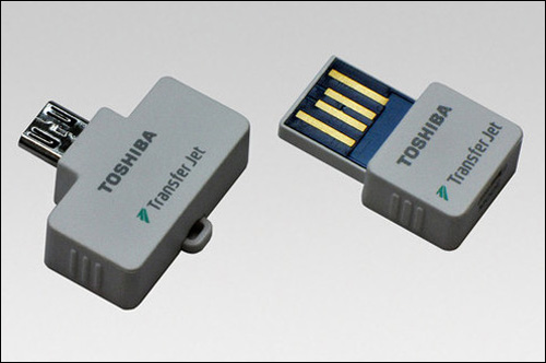 TransferJet USB Dongle od Toshiba zajistí bezdrátový přenos rychlostí až 375 Mb/s