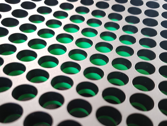 Vrchní část Xboxu nesvítí zeleně, jen má plast uvnitř zelenou barvu