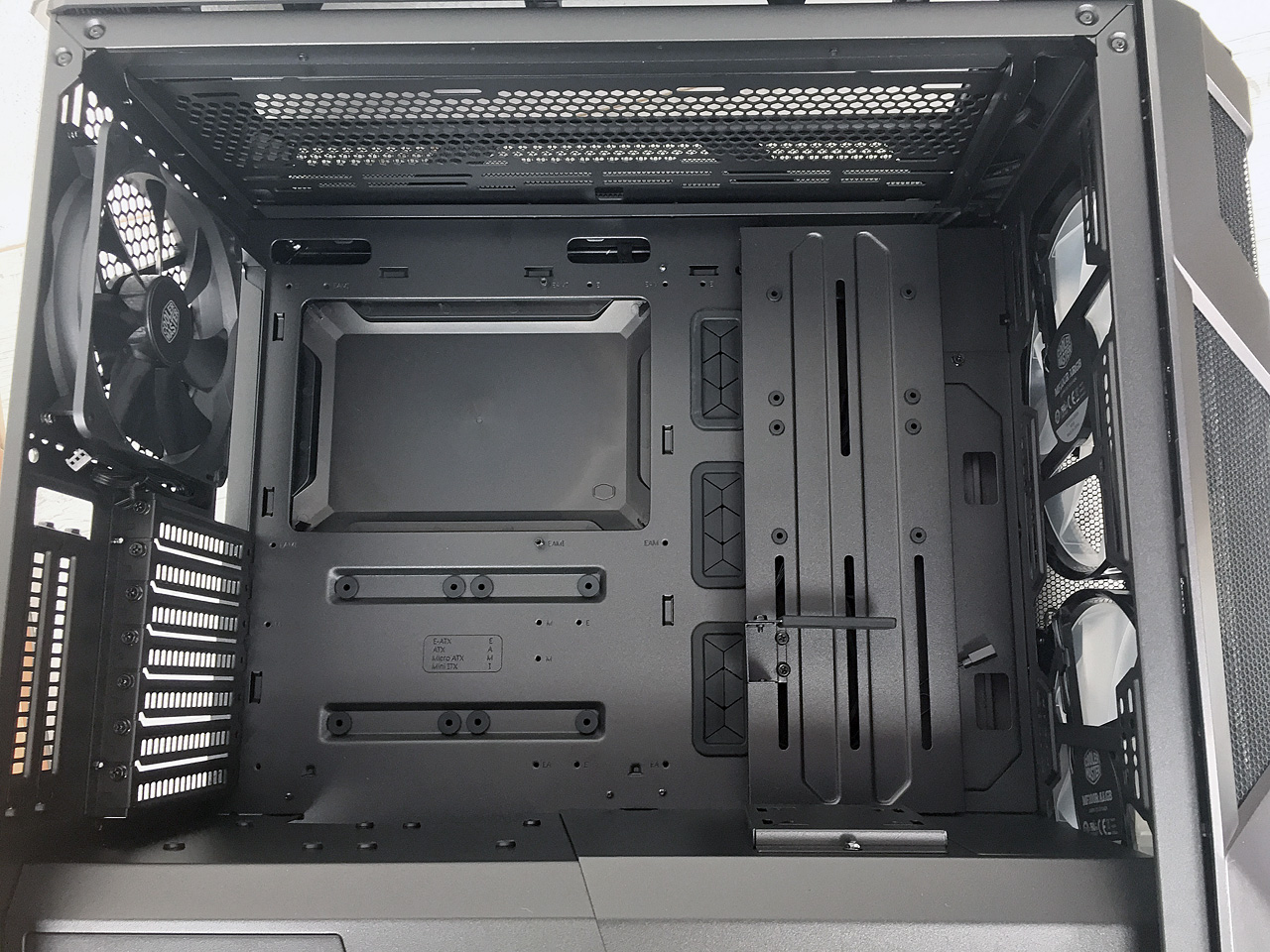 Cooler Master MasterCase H500M – skříň s dvojí tváří