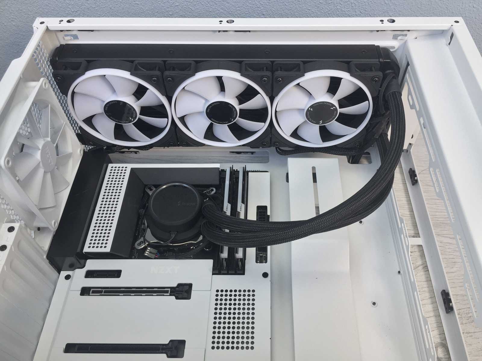 Test skříně NZXT H7 FLOW: více prostoru a lepší odvětrávání pro výkonný hardware