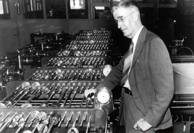 Vannevar Bush se svým analyzátorem diferenciálních rovnic, kolem roku 1930, zdroj: Computer History Museum