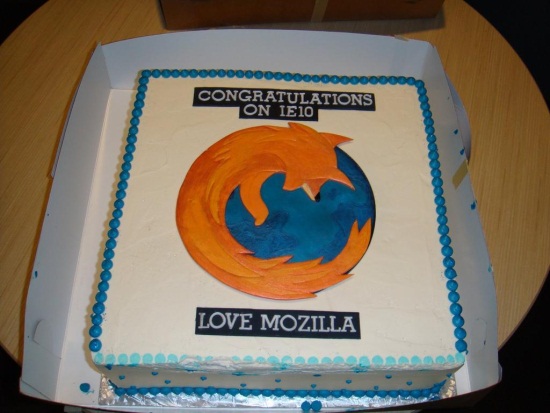 Mozilla poslala Microsoftu dort k oslavě nového Internet Exploreru 10