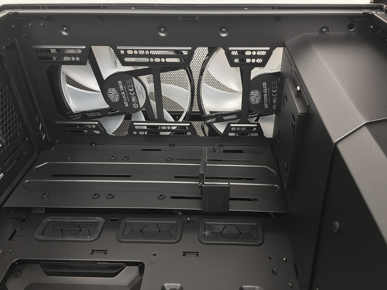 Cooler Master MasterCase H500M – skříň s dvojí tváří