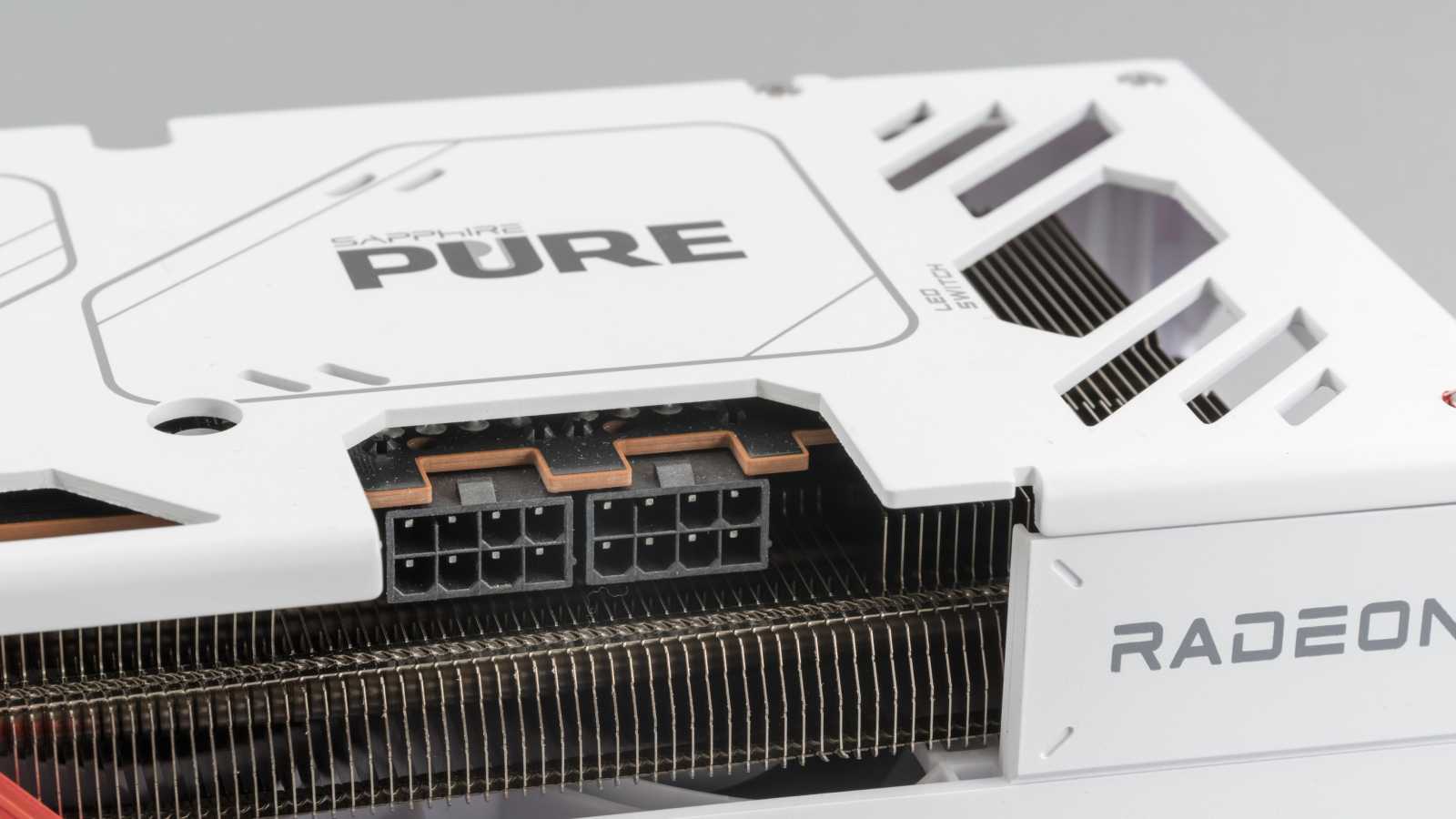 Test Sapphire Pure AMD Radeon RX 7700 XT: Těch pár stovek určitě připlaťte