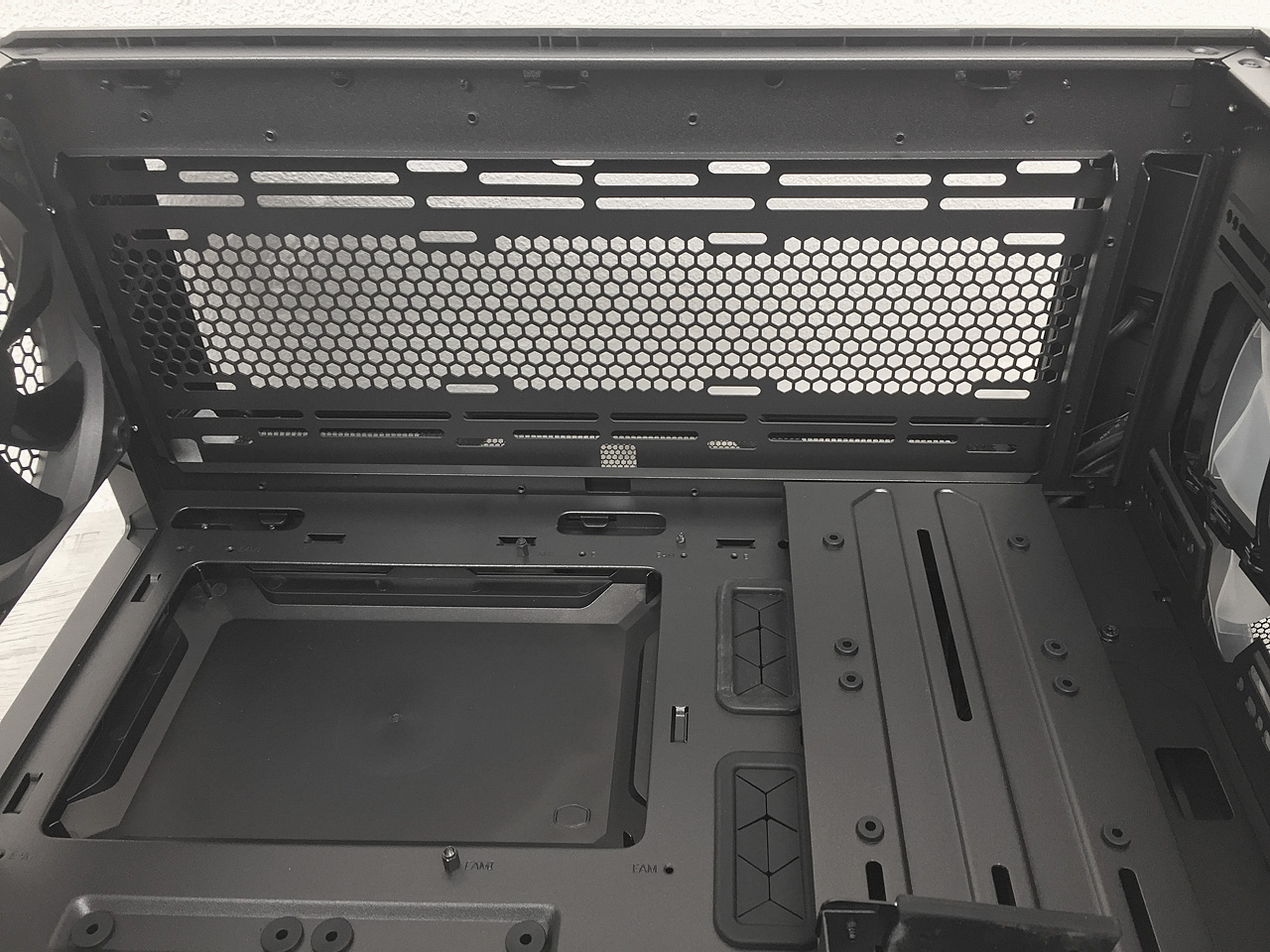 Cooler Master MasterCase H500M – skříň s dvojí tváří