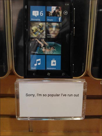 Nokia: Lumia 800 se prodává skvěle