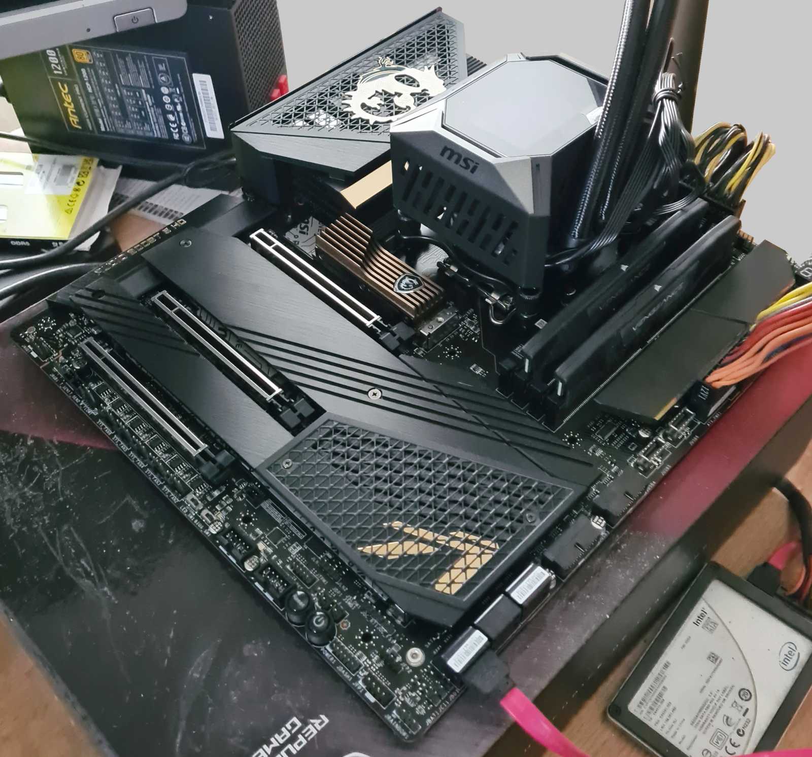 MSI MEG Z690 ACE: Špičková deska pro Intel Alder Lake