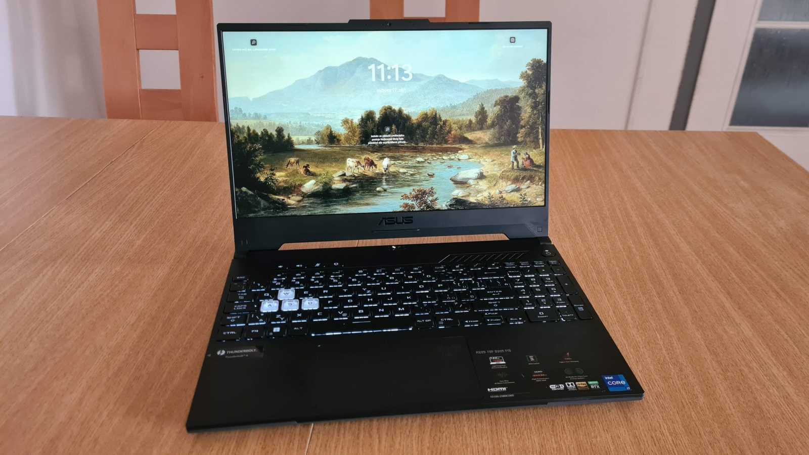 ASUS TUF Dash F15 FX517ZM: Může fungovat malý herní notebook za necelých 40 tisíc?