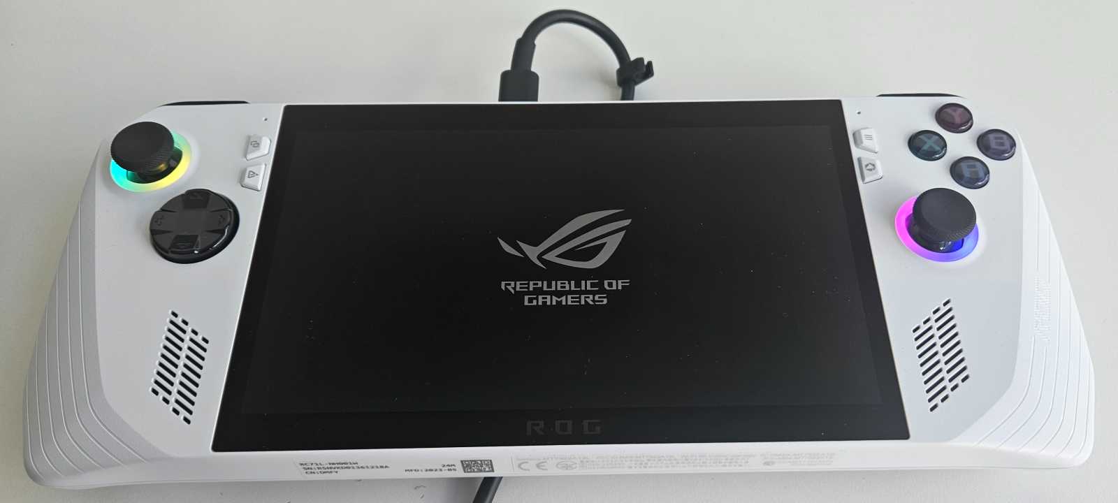 ASUS Rog Ally RC71L: Výkonem našlapaný PC handheld, který jde po Steam Decku