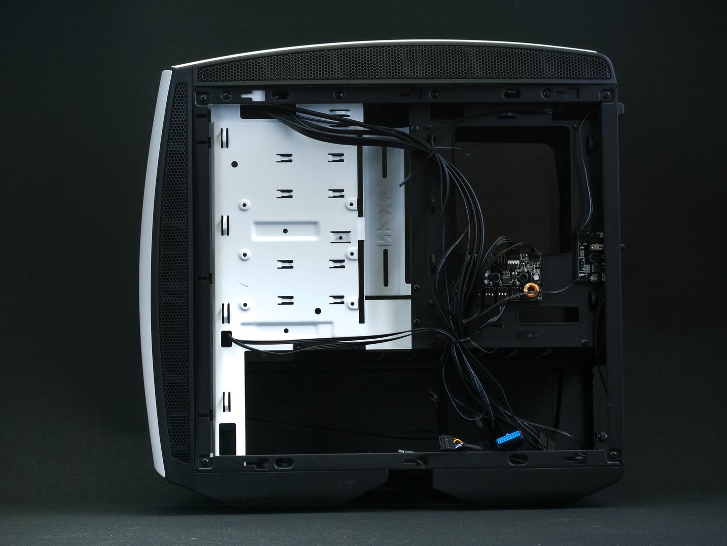 NZXT Manta: Malá skříň pro velké monstrum