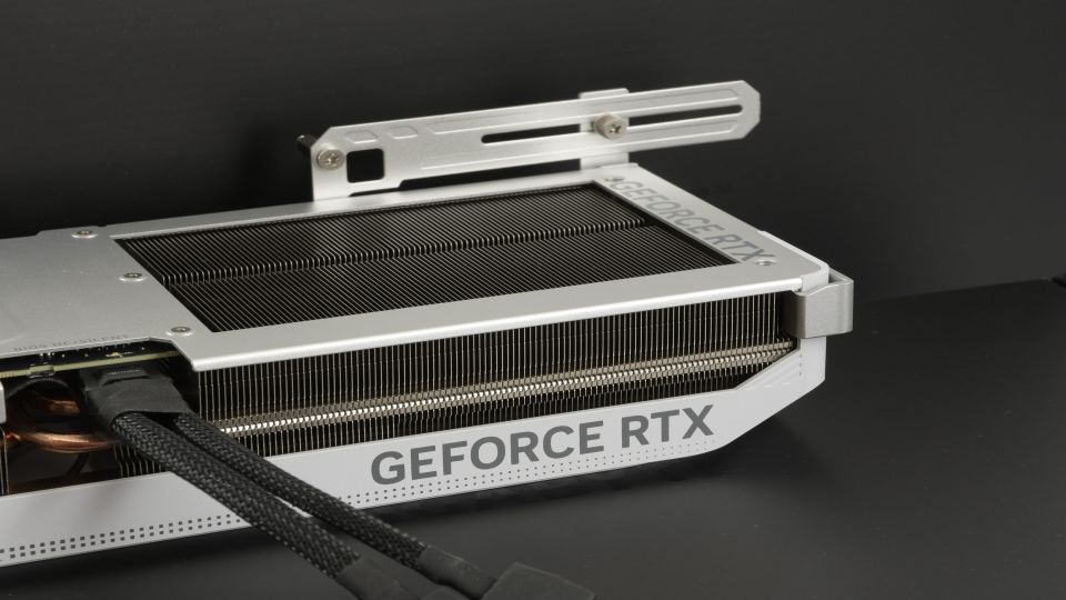 Bílé zjevení v testu: Gigabyte GeForce RTX 4070 Ti Aero OC 12G
