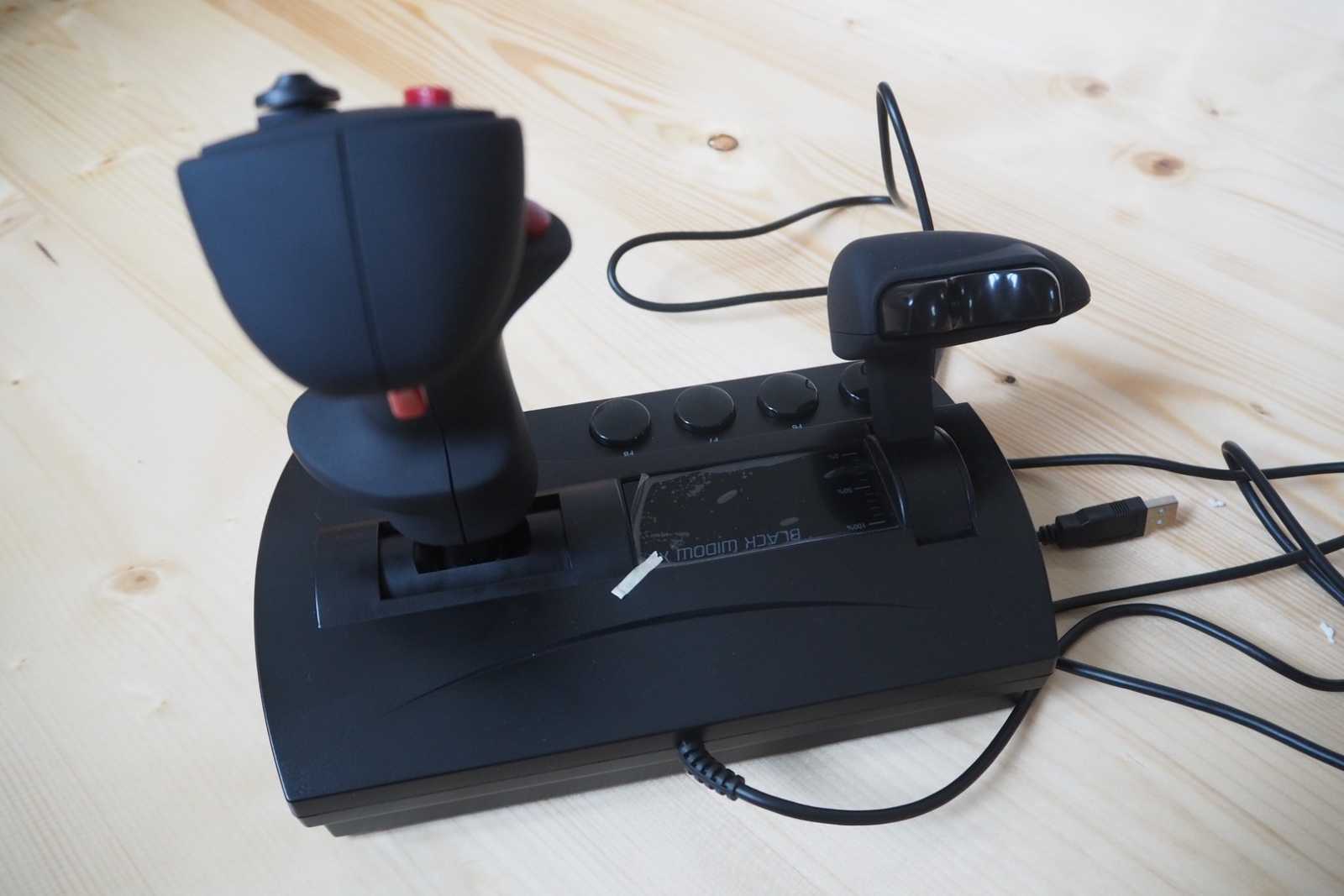 Šest joysticků s cenou pod 1500 korun v testu