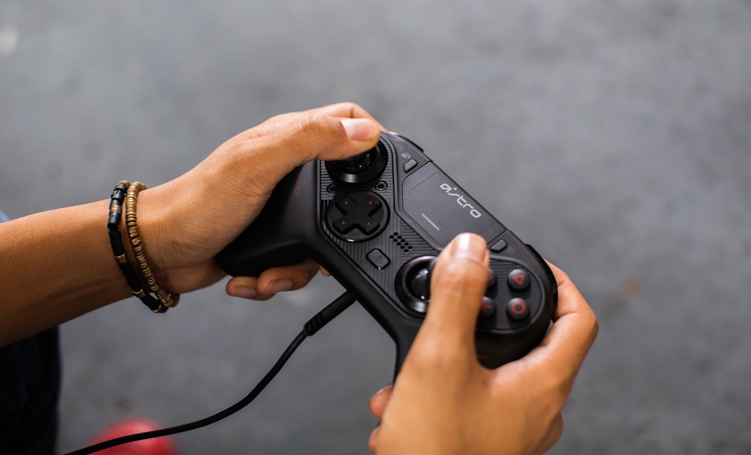 Astro C40 TR je plně přizpůsobitelný gamepad pro PlayStation 4