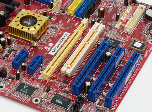 Biostar NF4UL-A9 - základ ve jménu nForce4 Ultra v kombinaci se slotem XGP (AGP karty)