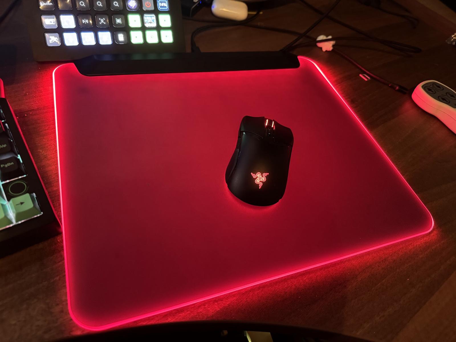 Test prémiových podložek Razer: sklo a zářivé podsvícení