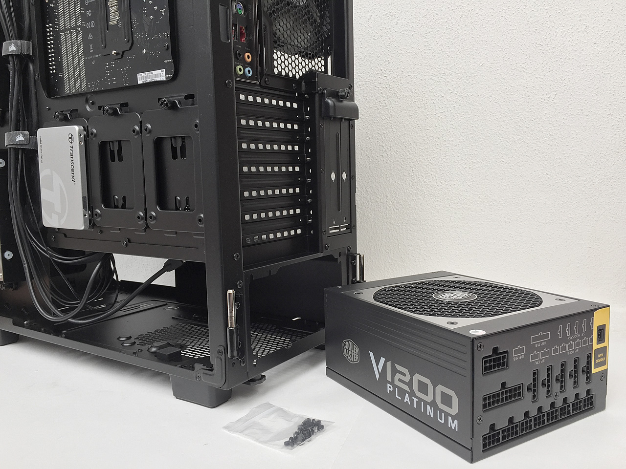 Corsair Obsidian Series 500D – ikona se skleněnými křídly