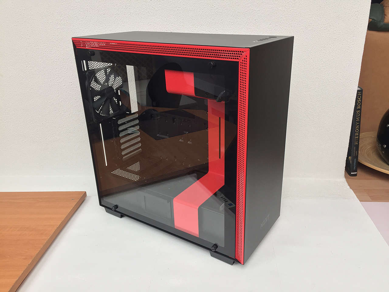 NZXT H700i: může být počítačová skříň chytrá?