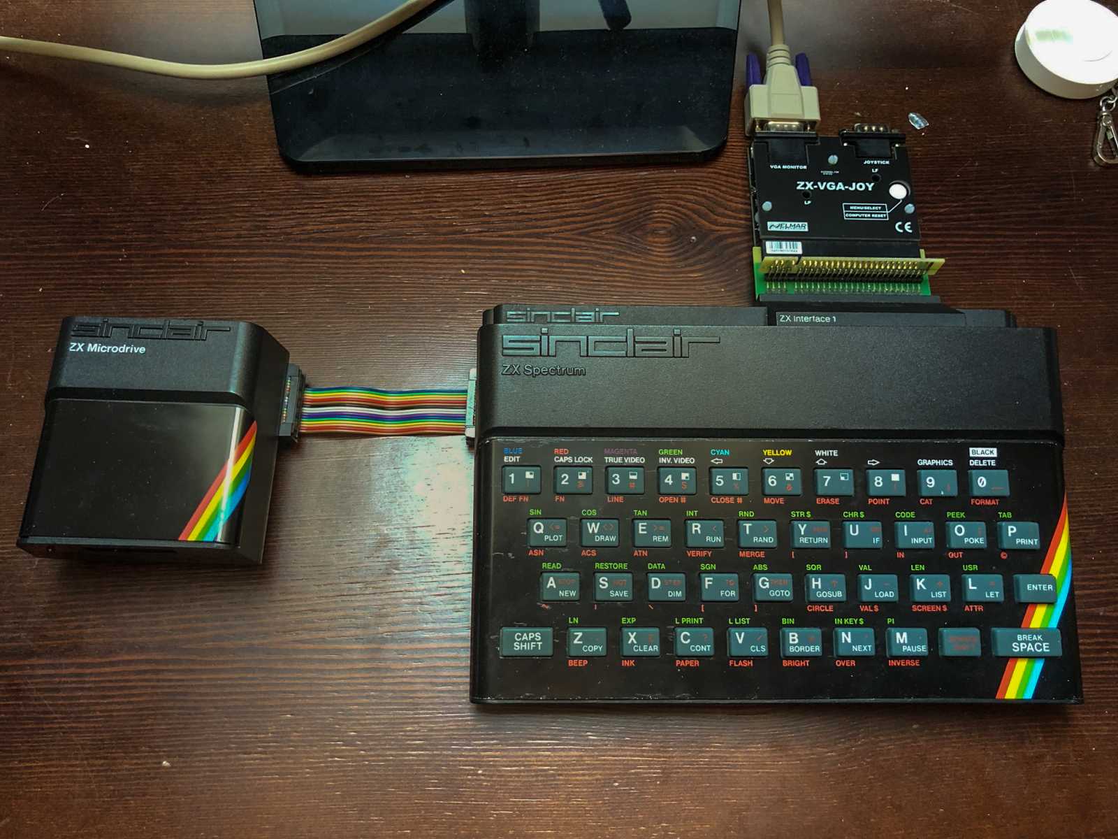 ZX Spectrum s připojeným Microdrivem
