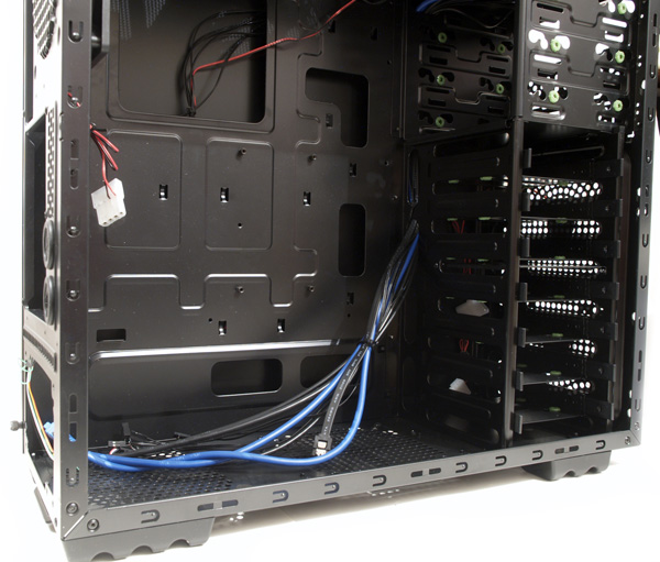 Eurocase ML 9805 TwinCooling – pekelný skelet