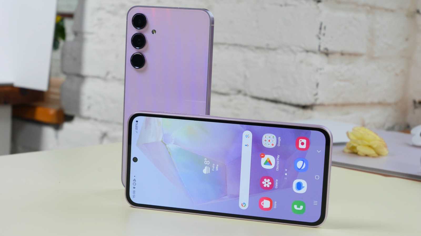 Samsung Galaxy A55 a A35 oficiálně: nejoblíbenější telefony zaujmou, cena je stejná