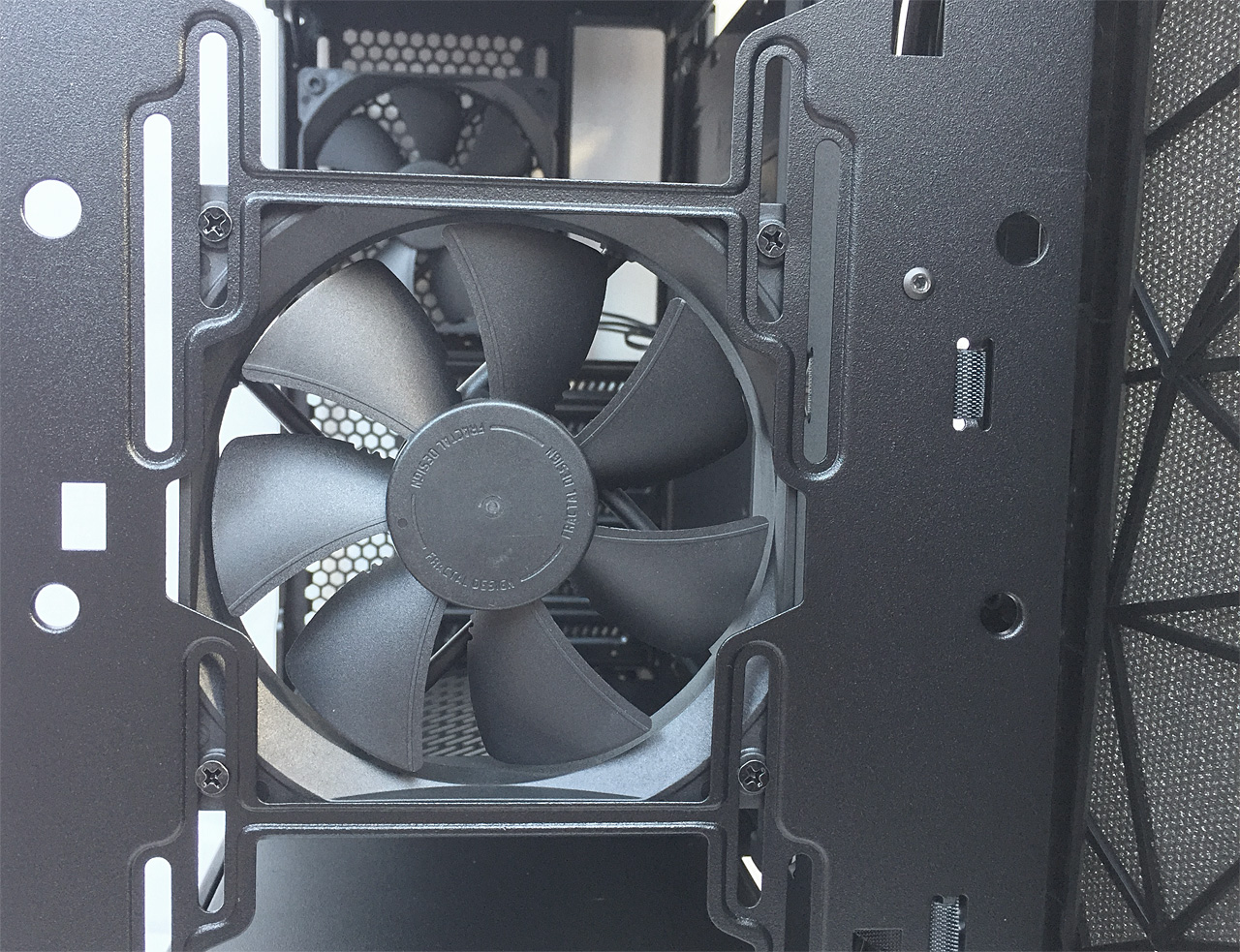 Fractal Design Meshify C: inspirace prvky stealth