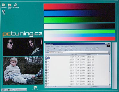 Předem se omlouvám za kvalitu fotografií, bohužel moc se nepovedly, tak snad jen ilustračně - originální testovací obrázek PCTuningu. Ve skutečnosti je podání barev v tmavé oblasti lepší, než vyjadřuje fotografie.