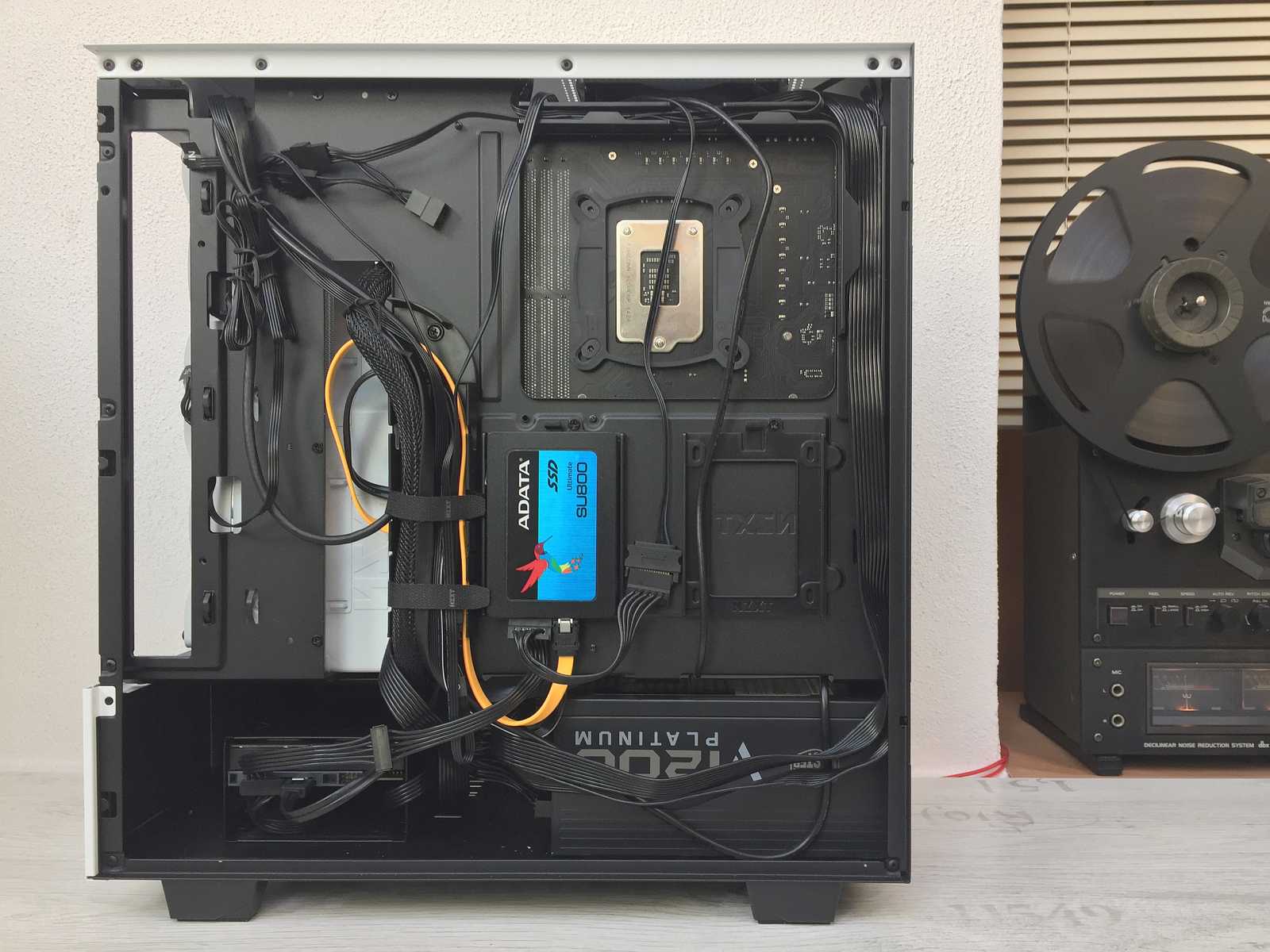 Test skříně NZXT H510 FLOW – s komponenty v bílém tónu