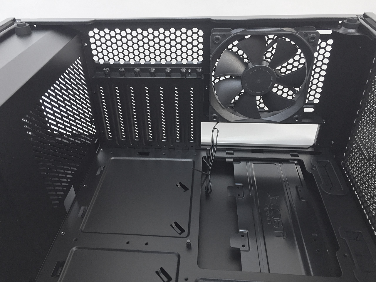 Fractal Design Meshify C: inspirace prvky stealth