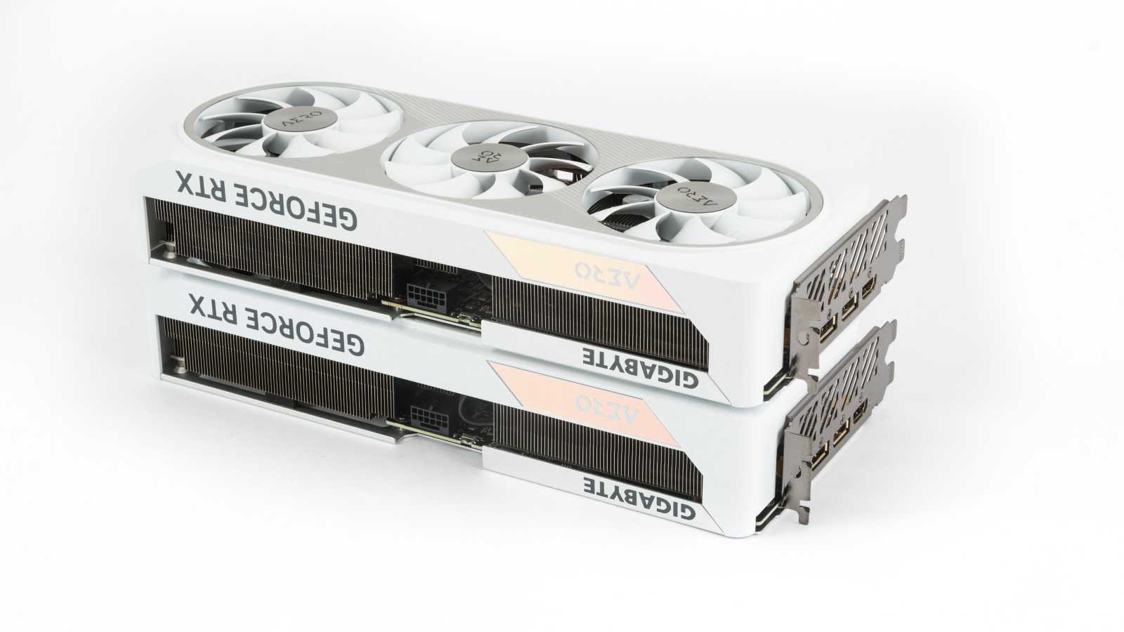 Gigabyte GeForce RTX 4070 Super Aero OC 12GB: V bílém kabátě, přetaktovaná a s našlapaným chladičem 