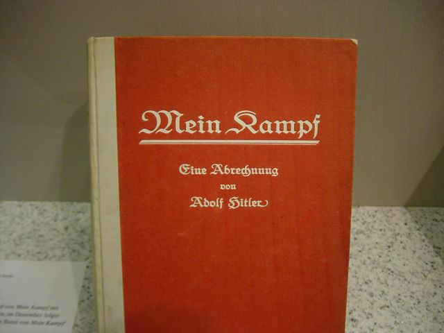 "Erstausgabe von Mein Kampf" by Anton Huttenlocher - Own photograph. Licensed under Public Domain via Wikimedia Commons.