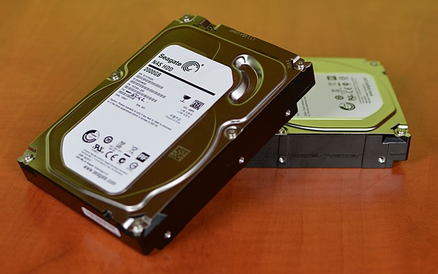 Thecus N4310: NAS pro 4 HDD s hromadou služeb