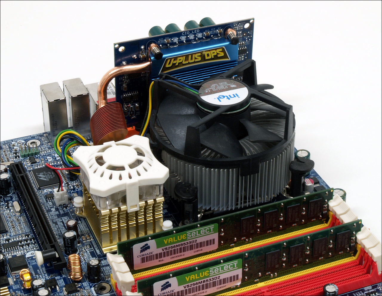 Gigabyte a jeho základ s chipsetem i925XE pro Pentia 4