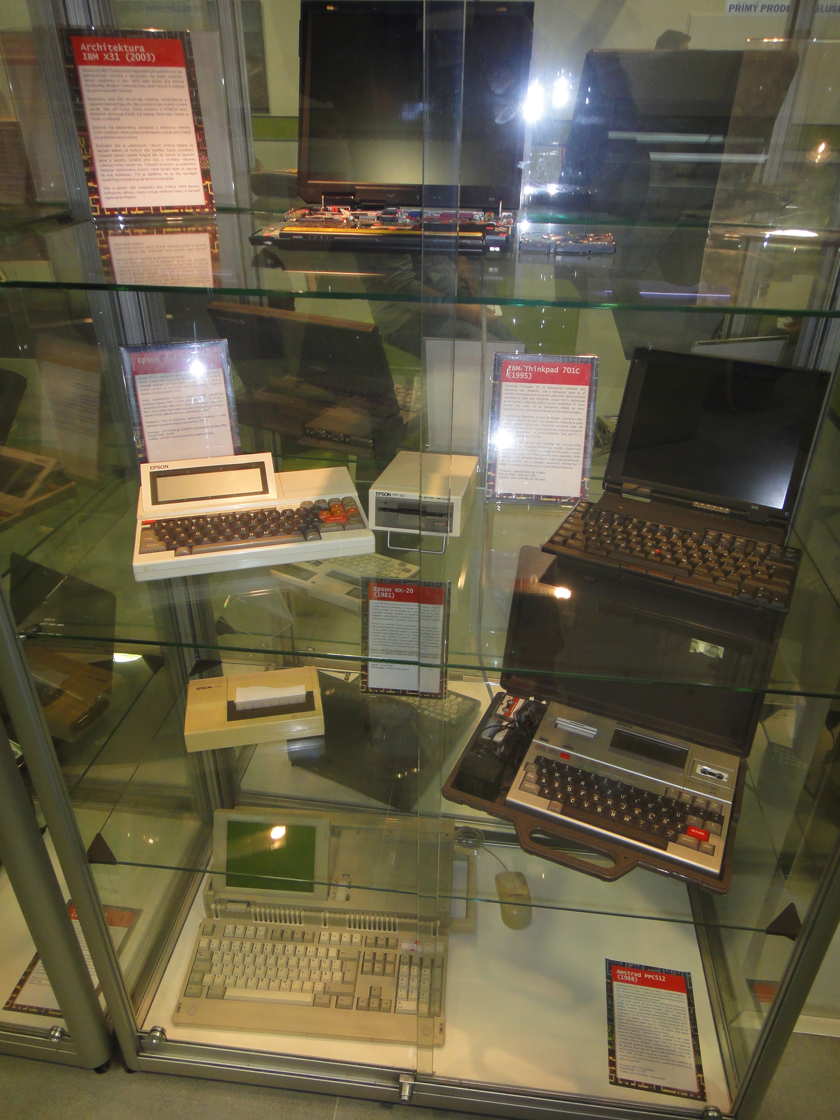 Alza Muzeum představuje historii notebooků. K vidění je i počítač z filmu Terminátor 2