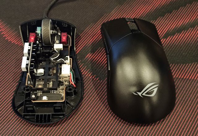 Bez drátů a s vyměnitelnými spínači – test tří herních myší Asus