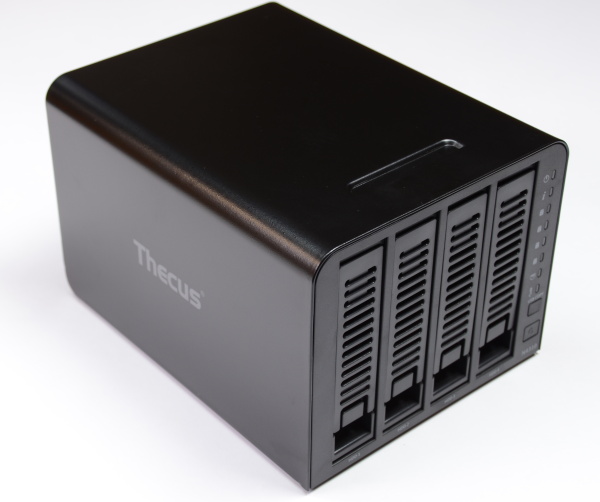 Thecus N4310: NAS pro 4 HDD s hromadou služeb