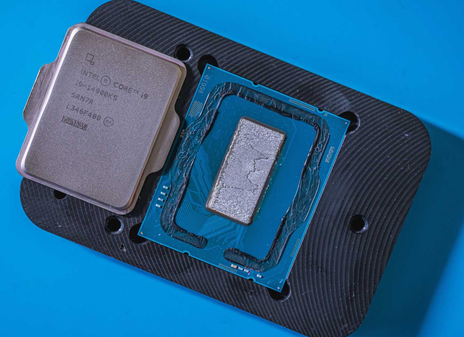 Intel i9-14900KS ještě nebyl vydán, a přesto už je obětí delidu